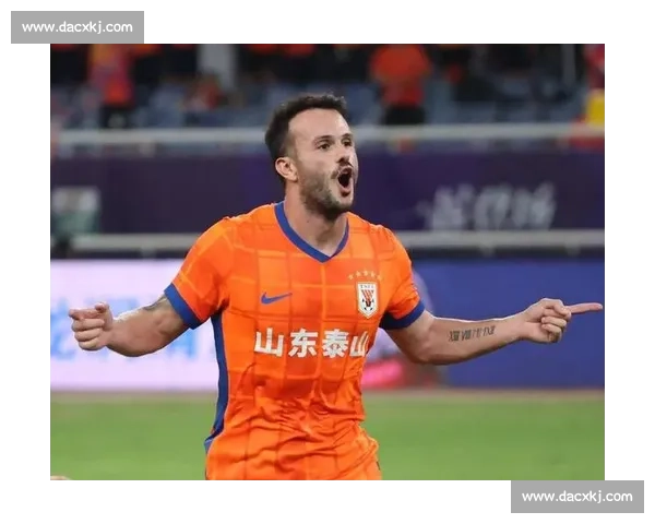 王大雷晒照引恐慌！瓦科续约陷僵局，泰山球迷怕了 “合影定律”